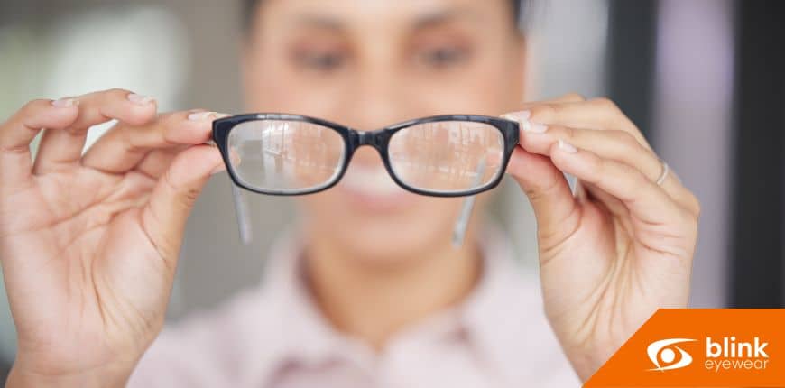 Choosing the Right Eyewear for Myopia: Glasses vs. Contact Lenses